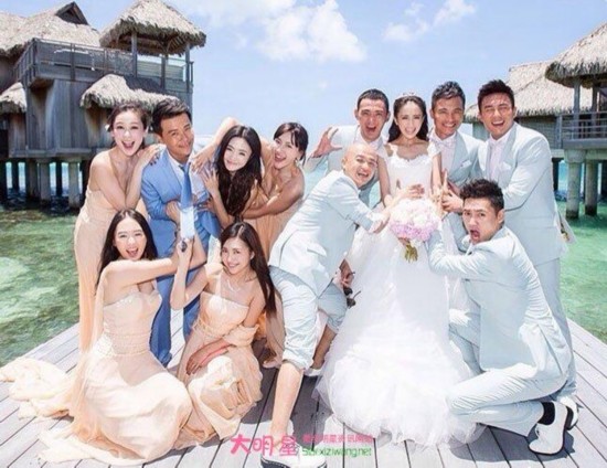  佟丽娅怀抱婴儿 称练练手 低头看小宝宝母爱爆