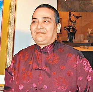 94岁何鸿燊吻爱女何超莲被称男神 赌王4房妻儿