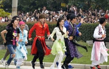  小龙女出席活动 酷似成龙 中性打扮身材高挑--重