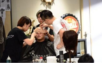  沙溢易容拍戏 与老婆拍吻戏 胡可居然没认出来