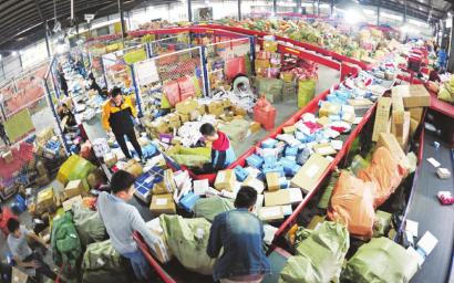 1014万件订单涌向成都 今天将迎包裹进港高峰