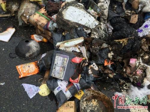 江西高速一快递货车着火 4000多件快递被报废