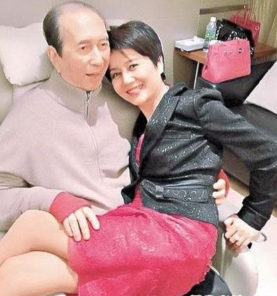 94岁何鸿燊吻爱女何超莲被称男神 赌王4房妻儿