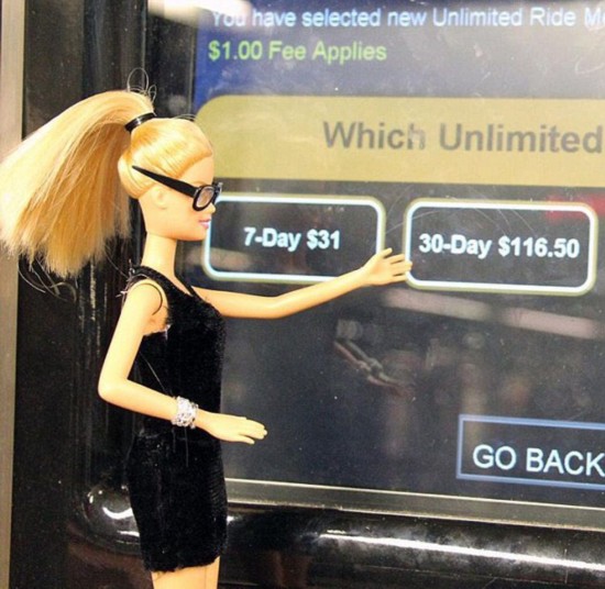 美女子用芭比娃娃模拟都市单身女性生活受热捧