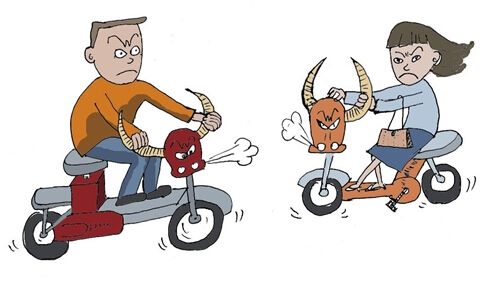 福州火车站附近男女骑手剐蹭 口角升级玩碰碰