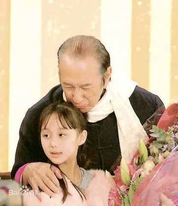 94岁何鸿燊吻爱女何超莲被称男神 赌王4房妻儿