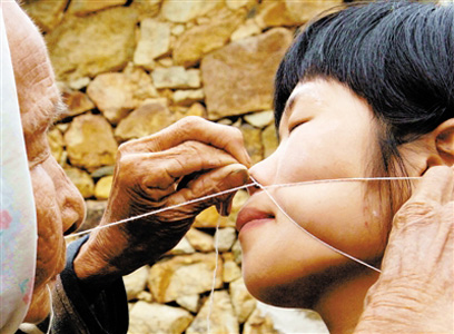 揭秘古老美容术绞脸:姑娘出嫁前把脸上汗毛拔