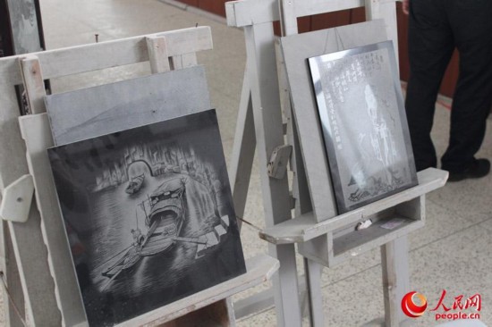 制作中的石雕作品。(人民网记者 薛婧摄)