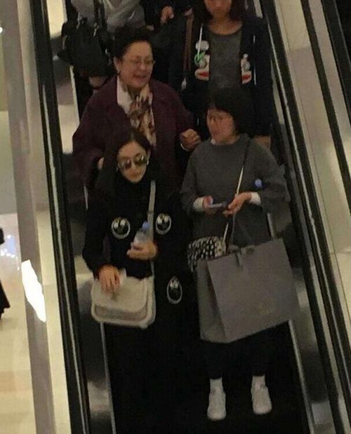 张翰娜扎陷冷战 娜扎与妈妈上海逛街一路黑脸