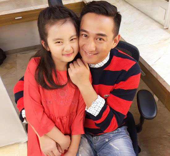 黄磊晒多多睡照:女儿世上最美 男星小情人颜