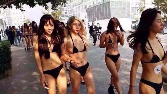 工商總局公布違法廣告案 北京比基尼女模游街被罰