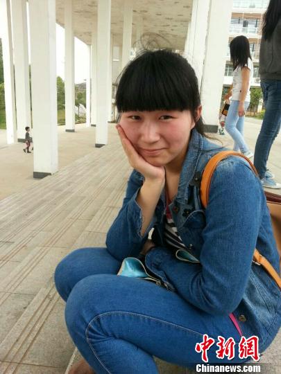 广西一大学女生患重病拒绝捐助 学生街头卖唱