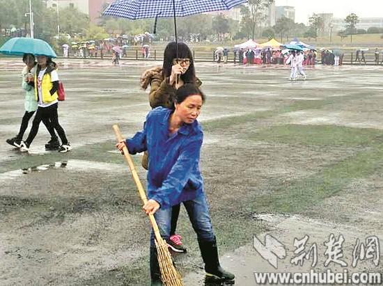 Female college students in the rain for the cleaning member umbrella for half an hour to accompany the cleaning