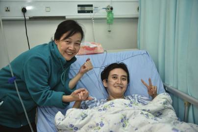 80后美女画家患尿毒症 坚持卖画筹集医疗费(图