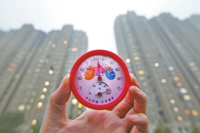 供暖首日 很多市民反映家里的暖气不热 记者号