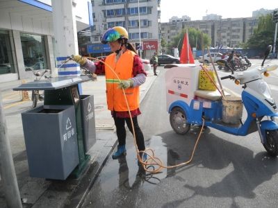海安环卫工人清洗垃圾桶 保证城市卫生环境