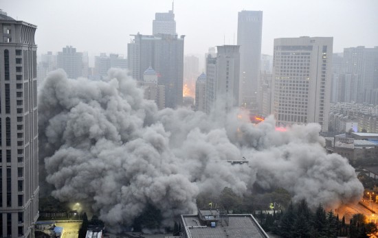 西安一座高118米高楼成功爆破