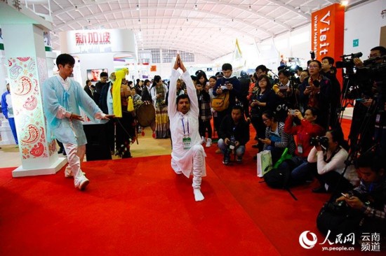 在印度展厅,工作人员表演瑜伽与太极拳。(人民网 李发兴 摄)