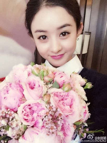 赵丽颖出席婚礼手举捧花 与新娘嘟嘴卖萌(图)