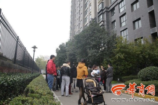 融侨馨苑地下室积水电线泡水里 业主担心成危