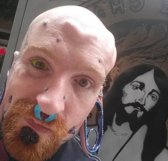 澳大利亚兴起眼球纹身 眼白变彩色(组图)