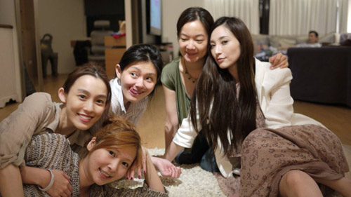 刘嘉玲与康康亲亲 萌娃的超级干妈团盘点(组图