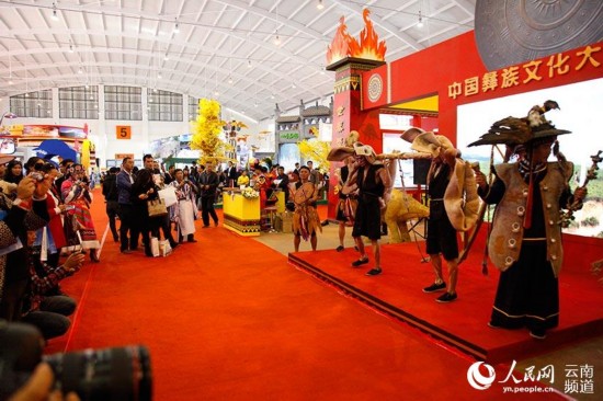 在云南馆,参展商和市民在欣赏彝族传统节目。(人民网 李发兴 摄)