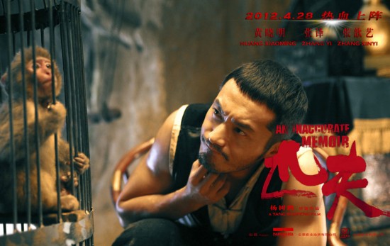 黄晓明手提大闸蟹走红毯 网友:晓明太实在了!