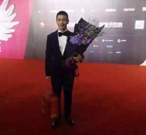  黄晓明手提大闸蟹 获赞 娱乐圈亲民明星:霍建华