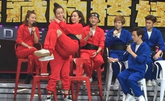 《快乐大本营》最新一期录制:迪丽热巴公主抱