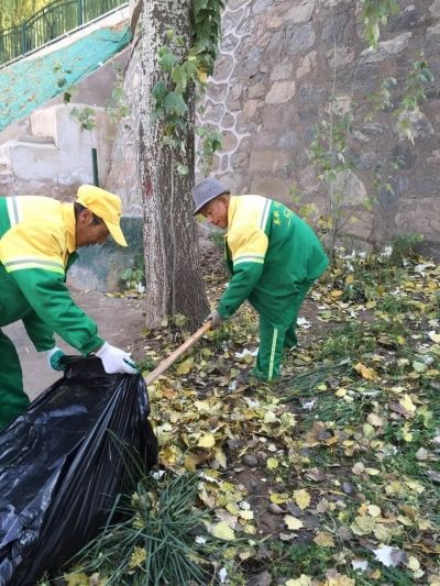 兰州黄河风情线清扫枯枝败叶 首日清理落叶3吨