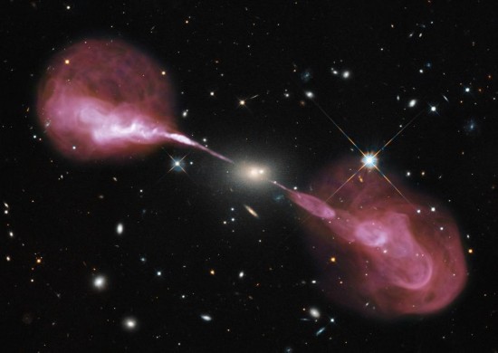 椭圆星系中心超大质量黑洞引发粉色壮观喷流