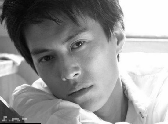 眼神深邃 对表演近乎痴狂     近日网友曝光了一组靳东年轻时的毕业旧