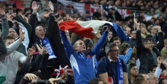 英法足球赛周二晚照常举行 赛前唱法国国歌