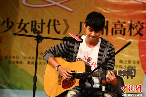 李玉玺拿吉他弹唱 与高校学生比赛掰馍落败(图