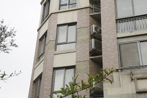 徐州绿地世纪城一期28号楼上掉瓷砖 险些伤人