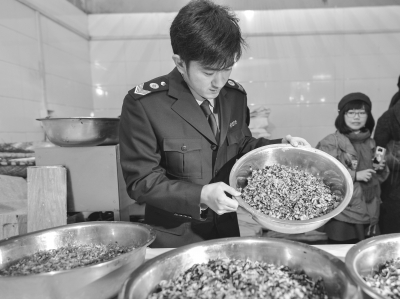 整改一周后仍触目惊心 江汉北路严氏烧麦厨房