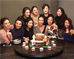 林青霞现身继女生日宴 网友:阿霞好帅 林青霞有