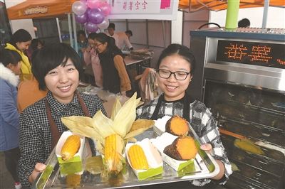 南京一高校举办校园美食节 丰富学生课余生活