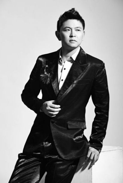 侯林林师从于相声名家冯巩 主持表演台风大气