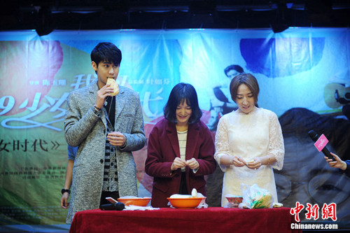 李玉玺拿吉他弹唱 与高校学生比赛掰馍落败(图