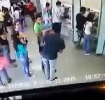 特工遭持枪抢劫 假屈服趁机击毙歹徒 网友:作死