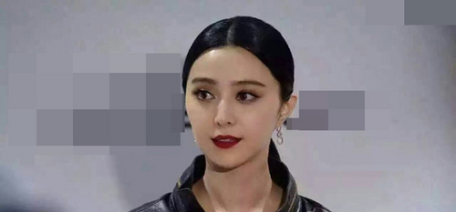 范冰冰踩恨天高车展捞金 霸气扭腰臀部丰满