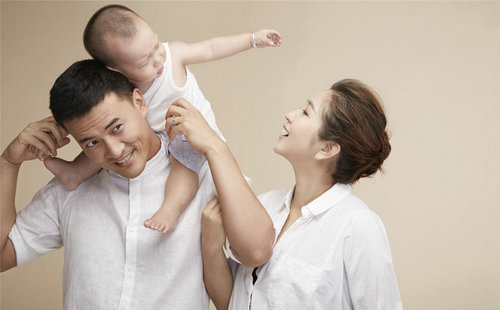 何洁二胎女儿近照首曝光 母女贴面相依很温馨