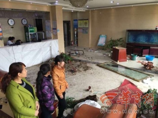 延安一宾馆凌晨遭6男子持刀打砸 女服务员被殴