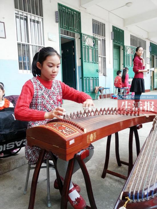 初一才女:文能弹古筝赛英语 武能跳芭蕾掰手腕