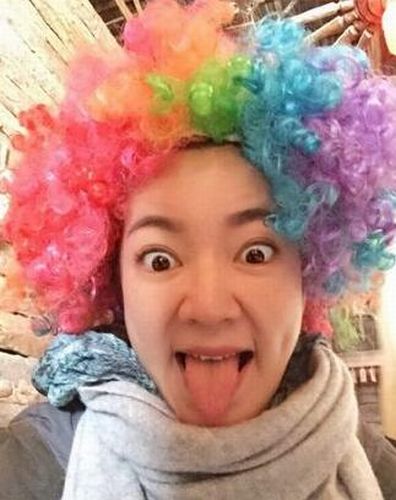 阿雅戴爆炸头假发自拍 噘嘴吐舌瞪眼搞怪