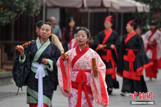 四川乐山举行集体汉服成人礼展汉文化