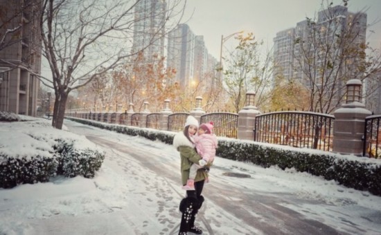 李小璐带甜馨玩雪晒照:和我的闺蜜去踩雪