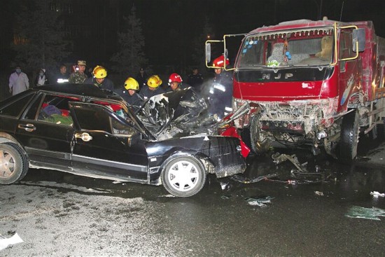 海东互助发生车祸 一小轿车驾驶员受重伤被困